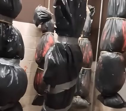 بدن‌های آویزان از سقف، عروسک‌های هالووین هستند