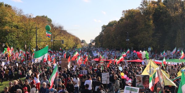 بررسی ادعاهای خبرگزاری فارس درباره راهپیمایی ۲۲ اکتبر در برلین