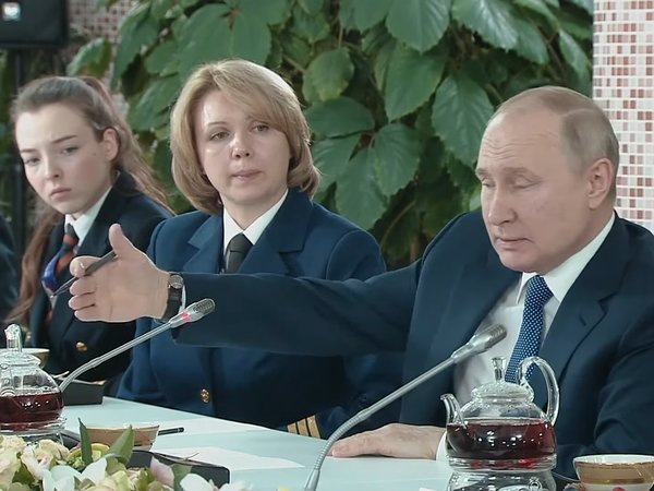 آیا جلسه پوتین با تکنیک پرده‌سبز فیلم‌برداری شده‌است؟