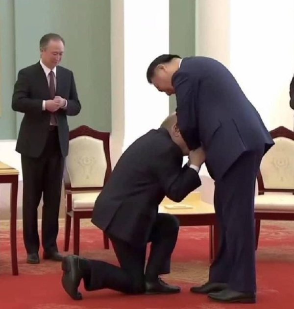 انتشار تصویر ساختگی زانو زدن پوتین در برابر رئیس جمهوری چین