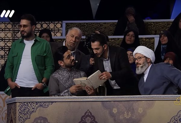 اجرای شعبده‌بازی «آزمون کتاب» با قرآن توسط محمدمهدی حق‌گویان