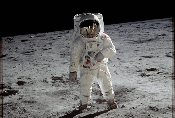 باز آلدرین سفر انسان به ماه را نفی نکرده است